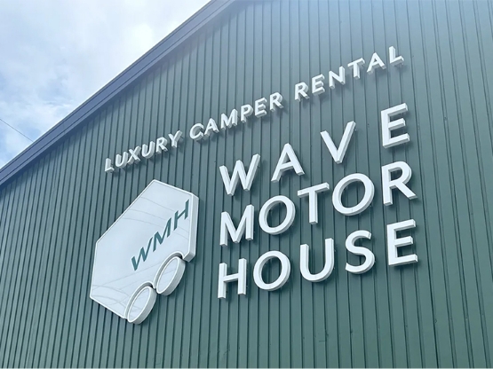 岡山県のプレート看板印刷ならお任せ! | とまとのプレート屋さん WAVE MOTOR HOUSE店舗装飾